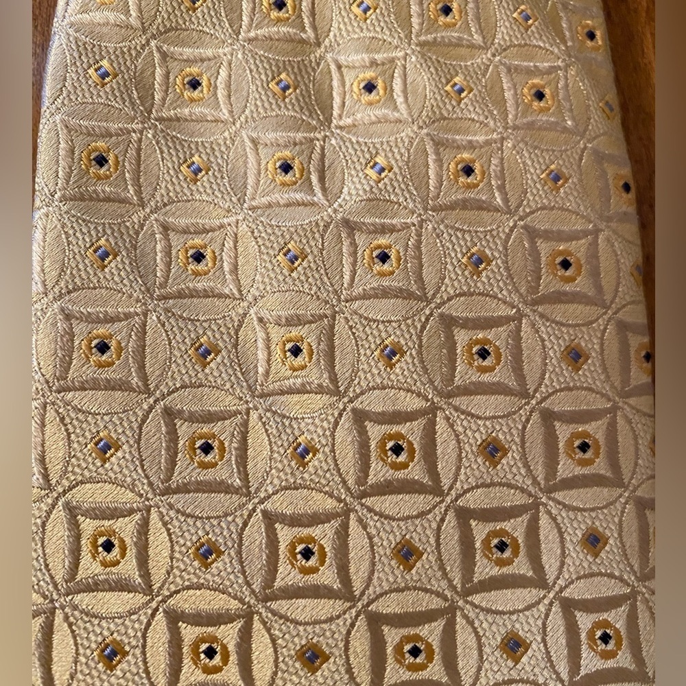 Roundtree & Yorke Mens Gold Geometric Silk Necktie Tie 61”